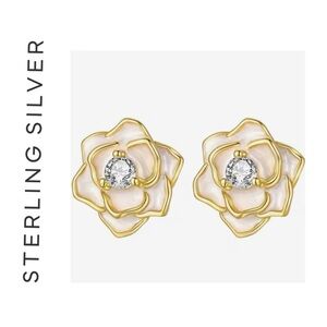 🌟 14K Gold Plated Mother of Pearl Flower Stud Earrings
